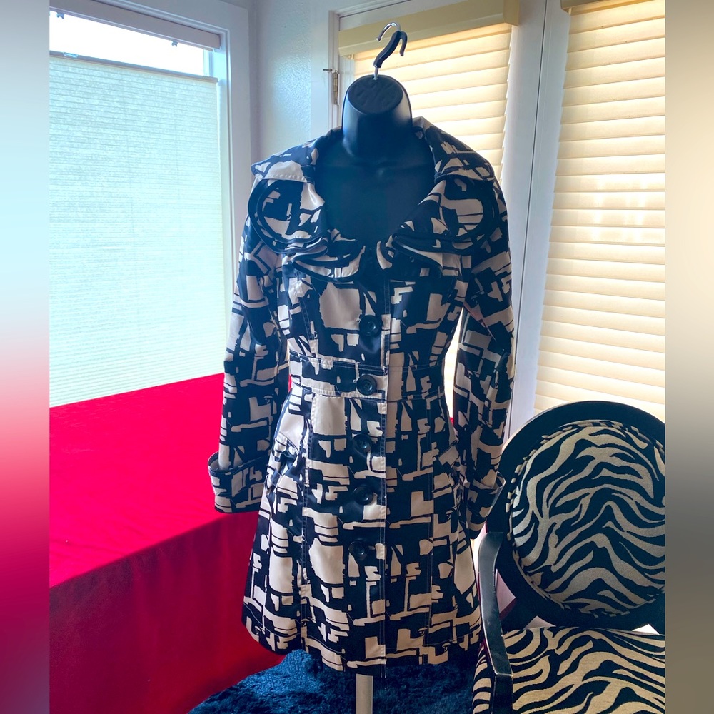 Nick & Mo black / white ruffle rain coat size M